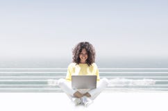 Beau femme avec l'ordinateur portatif image stock Beau femme avec l'ordinateur portatif image stock