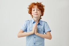 Beau garçon drôle avec des cheveux et des taches de rousseur de gingembre étant agréable au professeur de littérature d'écrire l' images libres de droits Beau garçon drôle avec des cheveux et des taches de rousseur de gingembre étant agréable au professeur de littérature d'écrire l' images libres de droits