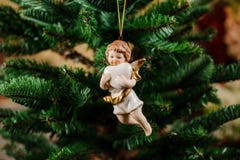 Beau jouet de décoration d'arbre de Noël sous forme d'ange Photographie stock libre de droits Beau jouet de décoration d'arbre de Noël sous forme d'ange Photographie stock libre de droits