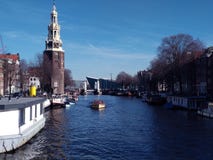 Beau jour sur les canaux néerlandais d'Amsterdam photos stock Beau jour sur les canaux néerlandais d'Amsterdam photos stock