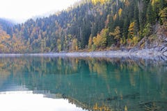 Beau lac entouré par des montagnes et des forêts en automne Malaya Ritsa, Abkhazie images stock Beau lac entouré par des montagnes et des forêts en automne Malaya Ritsa, Abkhazie images stock