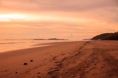 Beau lever de soleil sur la mer tropicale photos stock Beau lever de soleil sur la mer tropicale photos stock