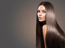 Beau long cheveu Femme de beauté avec les cheveux noirs droits Beau long cheveu Femme de beauté avec les cheveux noirs droits