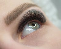 Beau macro tir d'oeil ouvert femelle avec l'extension de cil Regard naturel et longues mèches touffues, fin, sélectifs image libre de droits Beau macro tir d'oeil ouvert femelle avec l'extension de cil Regard naturel et longues mèches touffues, fin, sélectifs image libre de droits
