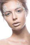 Beau modèle blond de femme avec le maquillage lumineux photographie stock libre de droits Beau modèle blond de femme avec le maquillage lumineux photographie stock libre de droits