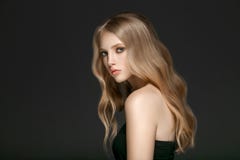 Beau modèle blond Girl de beauté de femme avec l'ove parfait de maquillage photos libres de droits Beau modèle blond Girl de beauté de femme avec l'ove parfait de maquillage photos libres de droits