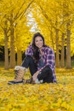 Beau modèle coréen Posing In de brune un champ de Leav jaune photo stock Beau modèle coréen Posing In de brune un champ de Leav jaune photo stock