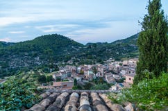 Beau panorama de la ville Estellencs sur Majorque, Espagne Photo libre de droits Beau panorama de la ville Estellencs sur Majorque, Espagne Photo libre de droits