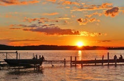 Beau paysage d'été avec le coucher du soleil au-dessus du lac Photo stock Beau paysage d'été avec le coucher du soleil au-dessus du lac Photo stock