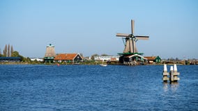 Beau paysage de moulin ? vent de Zaanse Schans en Hollande, Pays-Bas image libre de droits Beau paysage de moulin ? vent de Zaanse Schans en Hollande, Pays-Bas image libre de droits