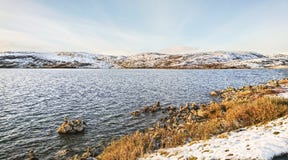 Beau paysage des rivages neigeux d'un fjord du nord calme en septembre, la Norvège image libre de droits Beau paysage des rivages neigeux d'un fjord du nord calme en septembre, la Norvège image libre de droits