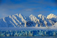 Beau paysage Eau de mer froide Terre de glace Déplacement en Norvège arctique Montagne neigeuse blanche, glacier bleu le Svalbard images stock Beau paysage Eau de mer froide Terre de glace Déplacement en Norvège arctique Montagne neigeuse blanche, glacier bleu le Svalbard images stock
