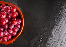 Beau plan rapproché du groupe d'encres de raisins rouges sur la table photo libre de droits Beau plan rapproché du groupe d'encres de raisins rouges sur la table photo libre de droits