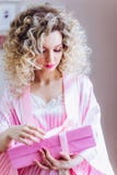 Beau portrait avec le maquillage professionnel pour une partie de c?libataire Blonde de fille avec les cheveux boucl?s photos stock Beau portrait avec le maquillage professionnel pour une partie de c?libataire Blonde de fille avec les cheveux boucl?s photos stock