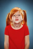 Beau portrait d'une petite fille mécontente contrariée photographie stock libre de droits Beau portrait d'une petite fille mécontente contrariée photographie stock libre de droits