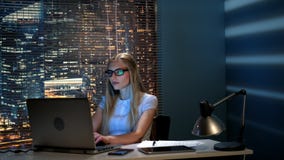 Beau programmeur femelle travaillant sur l'ordinateur dans le bureau moderne le soir clips vidéos Beau programmeur femelle travaillant sur l'ordinateur dans le bureau moderne le soir clips vidéos