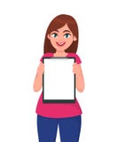 Beau se tenir de sourire heureux de jeune femme/montrant un presse-papiers vide, tout en se tenant sur le fond blanc d'isolement illustration de vecteur Beau se tenir de sourire heureux de jeune femme/montrant un presse-papiers vide, tout en se tenant sur le fond blanc d'isolement illustration de vecteur