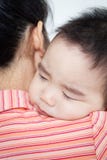 Beau sommeil asiatique de bébé garçon photo stock Beau sommeil asiatique de bébé garçon photo stock