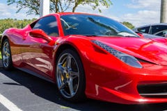 Beau stationnement rouge de Ferrari sur la route lat?rale images stock Beau stationnement rouge de Ferrari sur la route lat?rale images stock