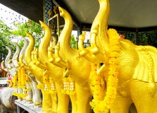 Beau temple bouddhiste de culte avec les éléphants d'or entourant l'emplacement photographie stock libre de droits Beau temple bouddhiste de culte avec les éléphants d'or entourant l'emplacement photographie stock libre de droits