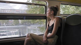 Beau touriste féminin caucasien voyageant par Paris en métro Mouvement lent banque de vidéos Beau touriste féminin caucasien voyageant par Paris en métro Mouvement lent banque de vidéos