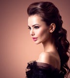 Beau visage d'une jeune femme sexy avec de longs poils photos stock Beau visage d'une jeune femme sexy avec de longs poils photos stock