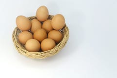Beaucoup d'oeufs dans le panier d'isolement sur le fond blanc photos stock Beaucoup d'oeufs dans le panier d'isolement sur le fond blanc photos stock
