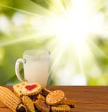 beaucoup de biscuits délicieux et lait sur le plan rapproché de table image stock beaucoup de biscuits délicieux et lait sur le plan rapproché de table image stock
