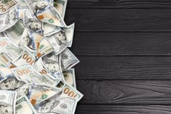 Beaucoup de dollars sur un fond en bois noir photos libres de droits Beaucoup de dollars sur un fond en bois noir photos libres de droits