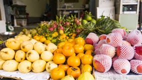 Beaucoup de fruits et légumes exotiques sur un marché des rues photo stock Beaucoup de fruits et légumes exotiques sur un marché des rues photo stock