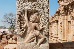Beaucoup de mains d'Indien Lord Brahma créant le monde sur le soulagement en pierre des temples du 7ème siècle dans Pattadakal, I Photos libres de droits Beaucoup de mains d'Indien Lord Brahma créant le monde sur le soulagement en pierre des temples du 7ème siècle dans Pattadakal, I Photos libres de droits