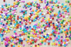 Beaucoup de petits boutons multicolores lumineux image libre de droits Beaucoup de petits boutons multicolores lumineux image libre de droits