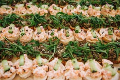 Beaucoup de sandwichs à petits gâteaux pêchent l'arugula décoré de sauce photos libres de droits Beaucoup de sandwichs à petits gâteaux pêchent l'arugula décoré de sauce photos libres de droits