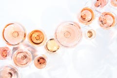 Beaucoup de verres de vin rosé à l'échantillon de vin Concept de vin rosé photo libre de droits Beaucoup de verres de vin rosé à l'échantillon de vin Concept de vin rosé photo libre de droits