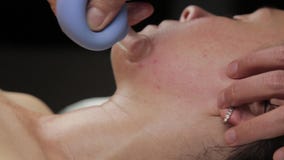 Beautician делает против старения массаж шеи с банками вакуума массаж стороны вакуума для регенерации кожи сток-видео Beautician делает против старения массаж шеи с банками вакуума массаж стороны вакуума для регенерации кожи сток-видео
