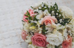 Beautiful bridal bouquet, white gold wedding rings on flowers royalty free stock photos Beautiful bridal bouquet, white gold wedding rings on flowers royalty free stock photos