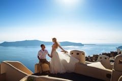 Beautiful bride and groom in their summer wedding day on greek island Santorini stock photography Beautiful bride and groom in their summer wedding day on greek island Santorini stock photography