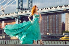 https://thumbs.dreamstime.com/t/beautiful-elegant-red-haired-woman-standing-near-manhattan-bridge-new-york-city-wearing-long-green-dress-fashion-photo-75976521.jpg