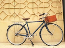 Beautiful retro bicycle set against a wall and equipped with a wooden box to carry stuff stock photography Beautiful retro bicycle set against a wall and equipped with a wooden box to carry stuff stock photography