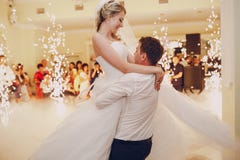 https://thumbs.dreamstime.com/t/beautiful-wedding-couple-dancing-their-first-dance-wedding-ceremony-restaurant-wedding-first-dance-115270101.jpg