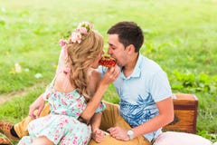 https://thumbs.dreamstime.com/t/beautiful-young-couple-having-picnic-countryside-happy-family-outdoor-smiling-man-woman-relaxing-park-relationships-94094196.jpg