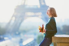 https://thumbs.dreamstime.com/t/beautiful-young-french-woman-near-eiffel-tower-paris-bunch-colorful-autumn-leaves-fall-day-124778499.jpg