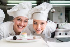 A beautifull two young female chef posing Stock Photography A beautifull two young female chef posing Stock Photography