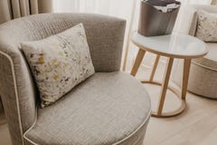 Beautifully elegant stol med den stilfulla mönstrade kudden royaltyfri bild Beautifully elegant stol med den stilfulla mönstrade kudden royaltyfri bild
