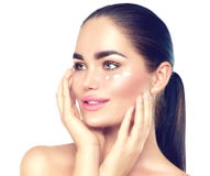 Beauty spa donkerbruine vrouw wat betreft haar gezicht Skincare stock afbeeldingen Beauty spa donkerbruine vrouw wat betreft haar gezicht Skincare stock afbeeldingen