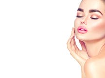 Beauty spa donkerbruine vrouw wat betreft haar gezicht Skincare royalty-vrije stock foto Beauty spa donkerbruine vrouw wat betreft haar gezicht Skincare royalty-vrije stock foto
