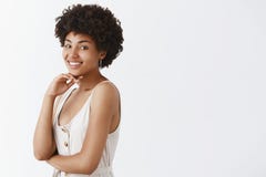 Beaut? non seulement ? l'int?rieur Portrait de beau et en bonne sant? Afro-am?ricain de charme avec la peau pure et Afro mignon image libre de droits Beaut? non seulement ? l'int?rieur Portrait de beau et en bonne sant? Afro-am?ricain de charme avec la peau pure et Afro mignon image libre de droits