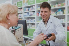 Beaux achats sup?rieurs de femme ? la pharmacie images stock Beaux achats sup?rieurs de femme ? la pharmacie images stock