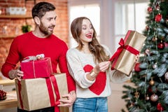 Beaux ajouter aux présents de nouvelle année à la maison images stock Beaux ajouter aux présents de nouvelle année à la maison images stock