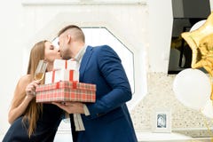 Beaux couples célébrant le jour de valentines images libres de droits Beaux couples célébrant le jour de valentines images libres de droits